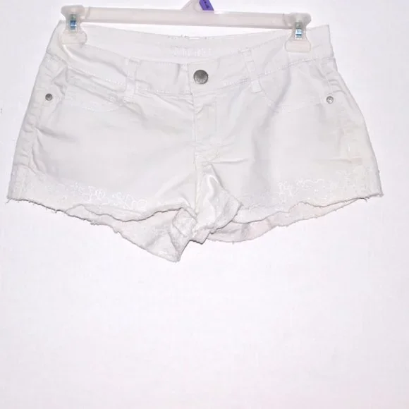 Decree Size 11 Women White Shorts With Embroidery Around The Legs - Picture 1 of 4